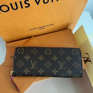 20x9x2
8 card slots
1 zipped coin pocket
2 large compartments
2 flat pockets